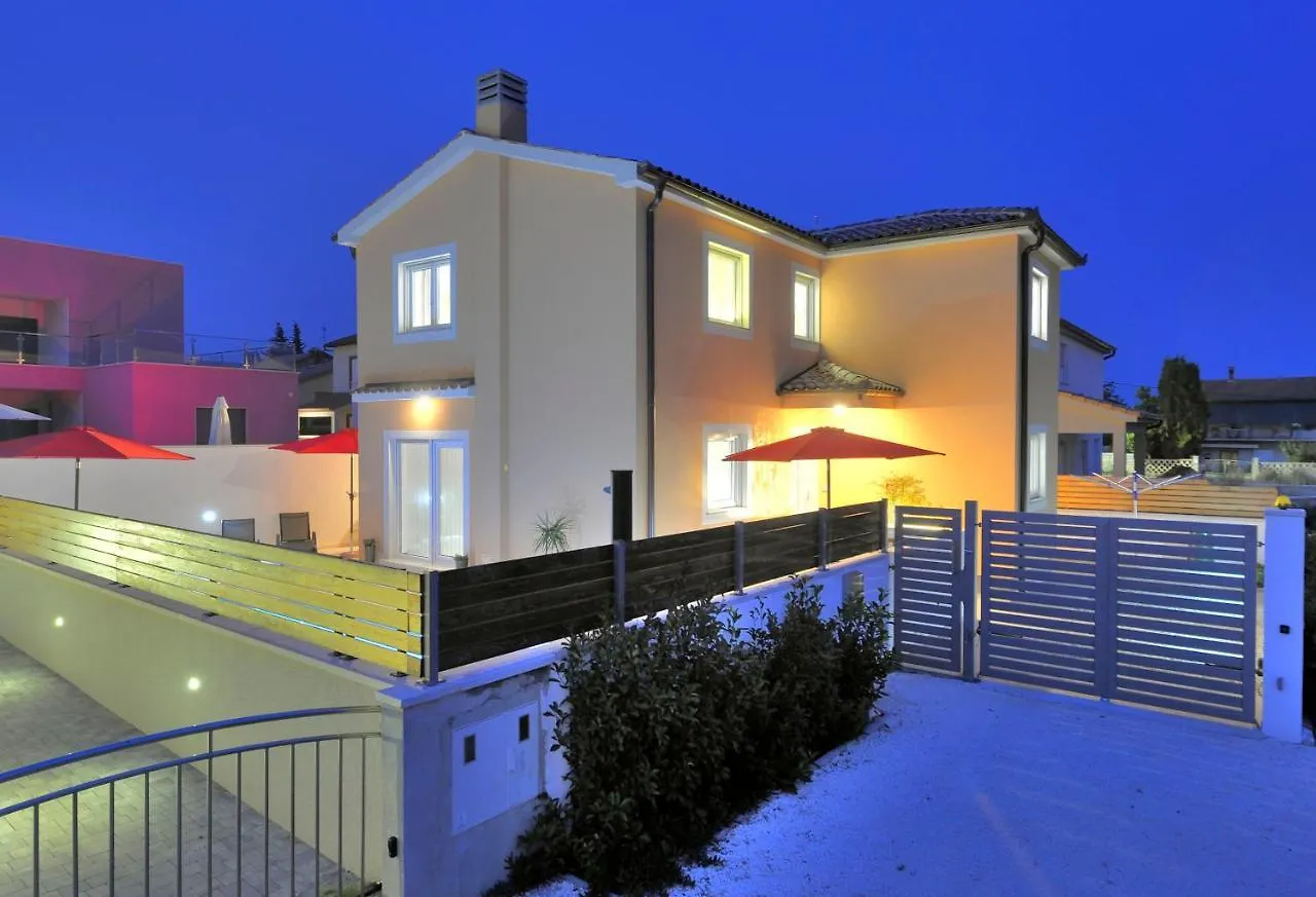 Villa With Private Pool In Village Jadreski Pula