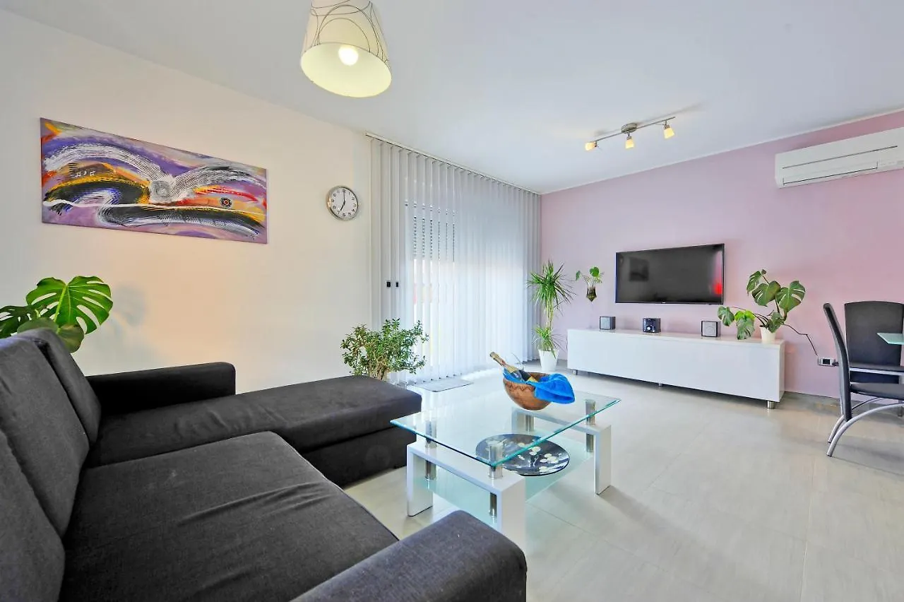 Villa With Private Pool In Village Jadreski Pula